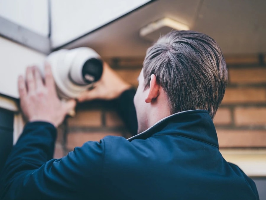 Close-up installatie van een Hikvision dome-camera door Beveiligingstechniek Eefting